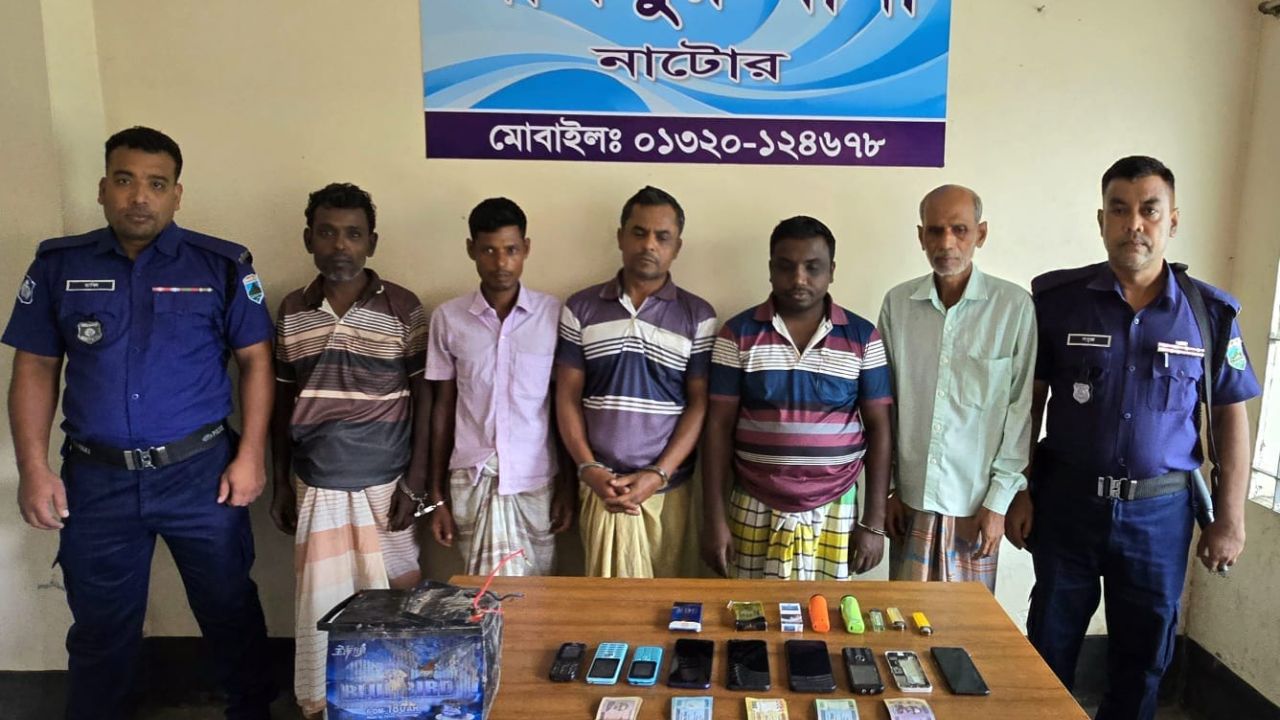 নাটোরে জুয়ার আসরে পুলিশের অভিযান, আটক ৫