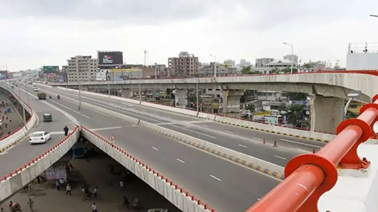 হানিফ ফ্লাইওভারে গাড়ি চাপায় নারী নিহত