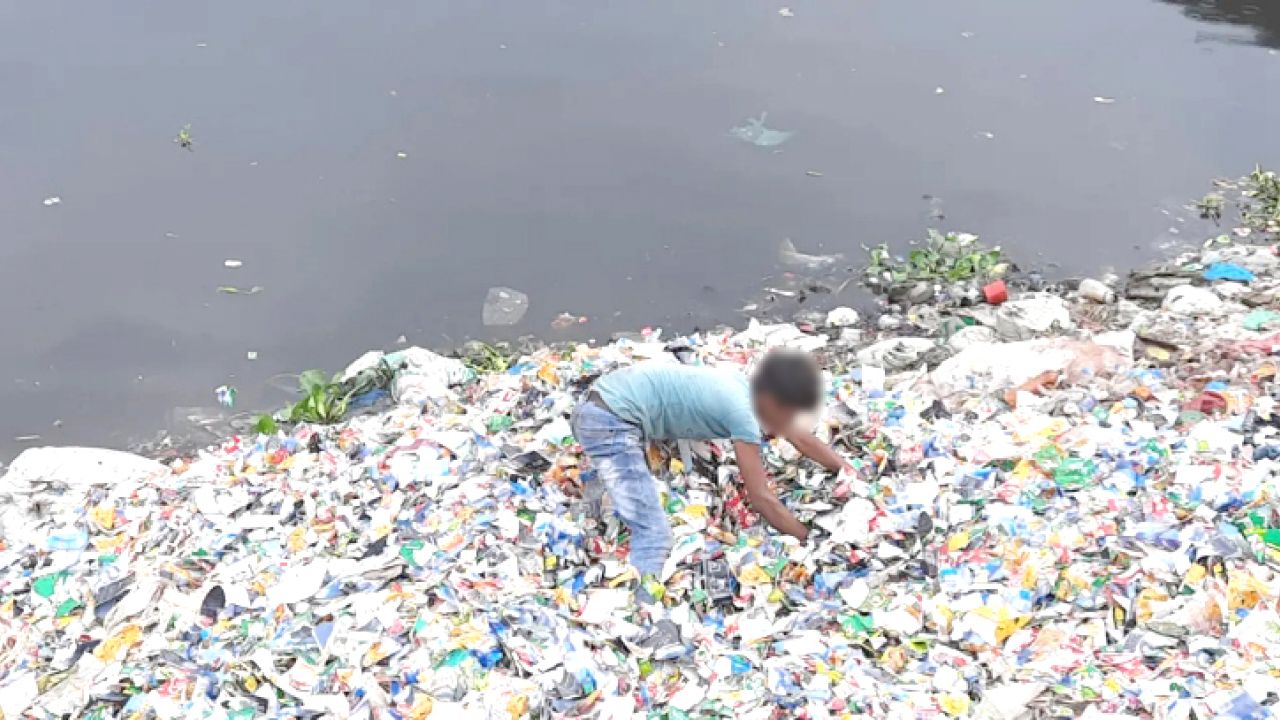 বুড়িগঙ্গার তীরে থাকা প্লাস্টিক বর্জ্য ১৫ দিনে অপসারণের নির্দেশ হাইকোর্টের