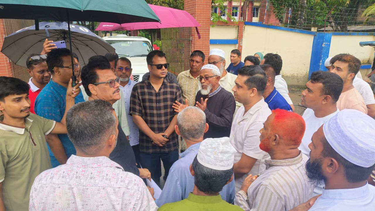 শ্যামনগর থানার সামনে জেলা পরিষদের দখল হওয়া জমি উদ্ধার