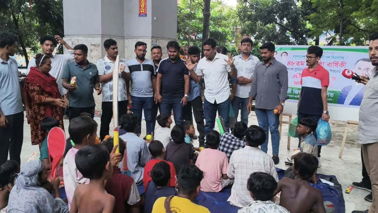 বিএনপির প্রতিষ্ঠাবার্ষিকীতে পথশিশুদের পাশে ছাত্রদল নেতা বাসিত
