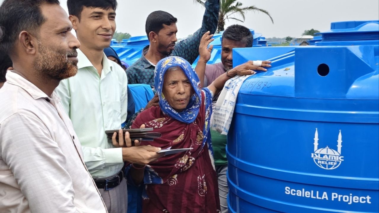 লবণাক্ততার কবলে কয়রা, ৪০০ পরিবার পেল বৃষ্টির পানি সংরক্ষণ ট্যাংক