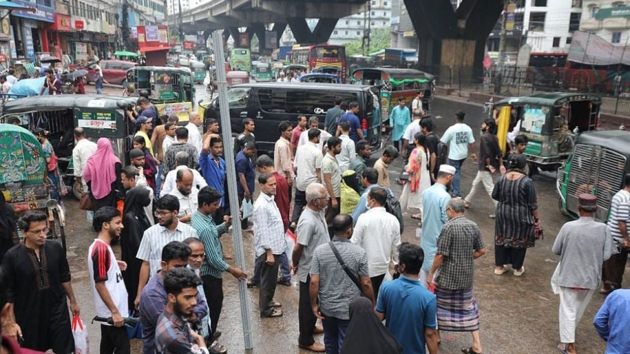 ভাড়া বৃদ্ধির দাবিতে বাস বন্ধ, চট্টগ্রামে যাত্রীদের দুর্ভোগ