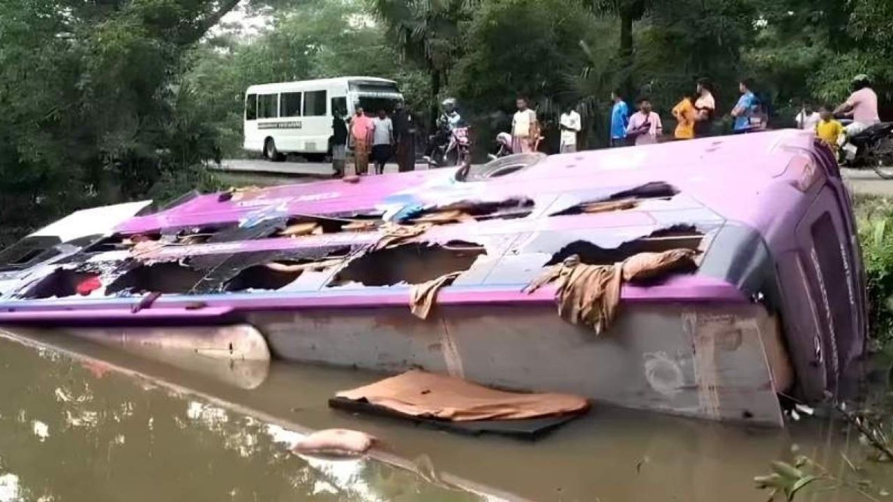 জবির সাবেক শিক্ষার্থীদের নিয়ে পুকুরে ডাবল ডেকার স্লিপার বাস, আহত ১৫