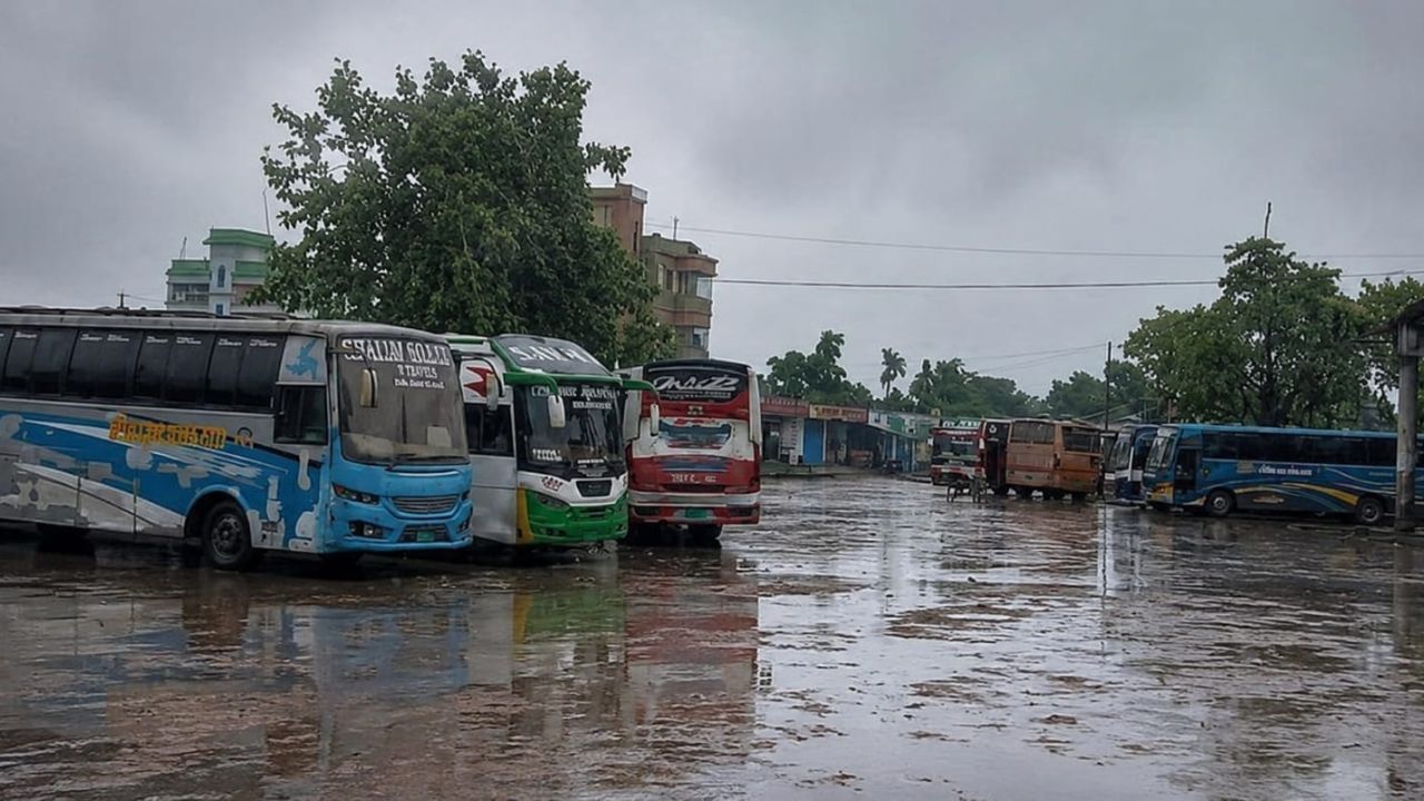 নাটোর-রাজশাহী রুটে বাস চলাচল বন্ধ, চরম ভোগান্তিতে যাত্রীরা
