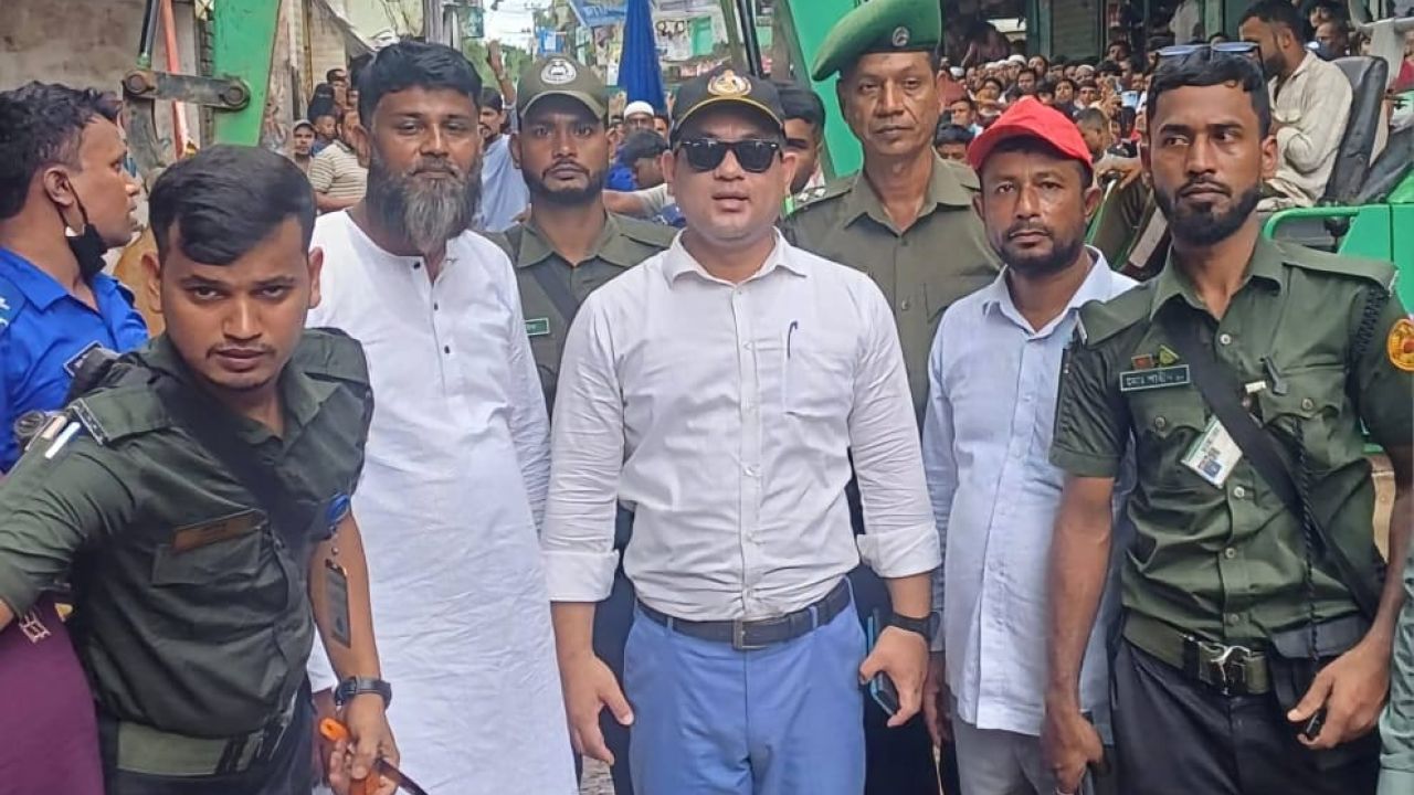 ঈদগাঁও ডিসি সড়কে অবৈধ স্থাপনা উচ্ছেদের নির্দেশ: ১৫ দিনের আলটিমেটাম প্রশাসনের
