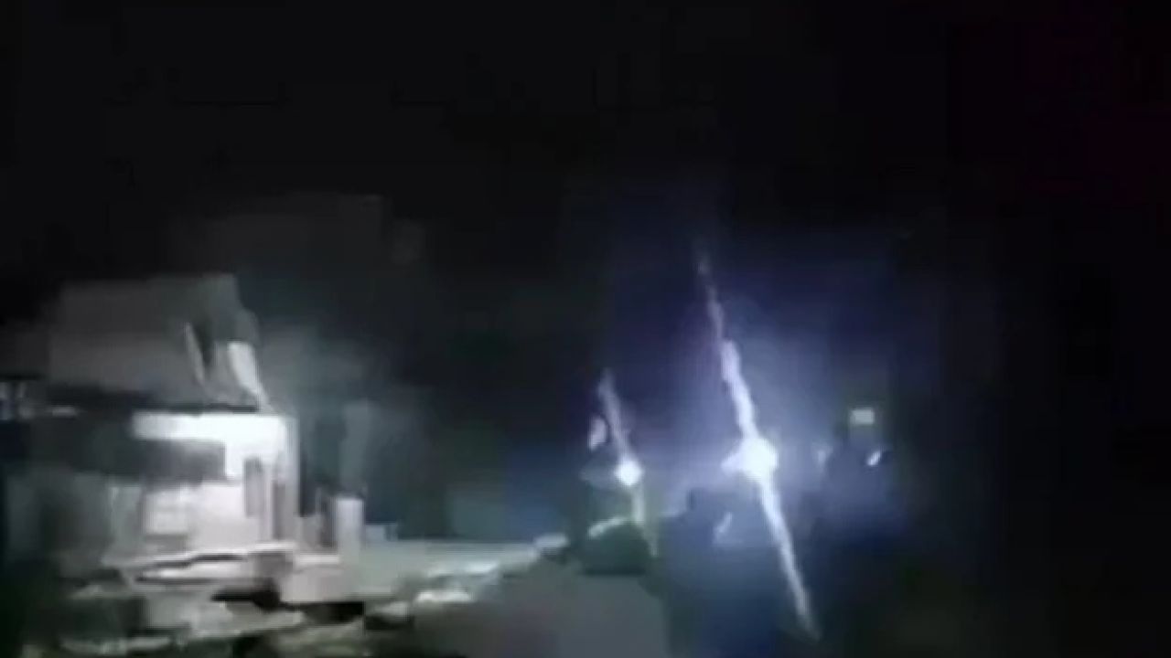 ডাক্তারের সিরিয়াল নিয়ে ঝগড়া, রাতে টর্চলাইট জ্বালিয়ে