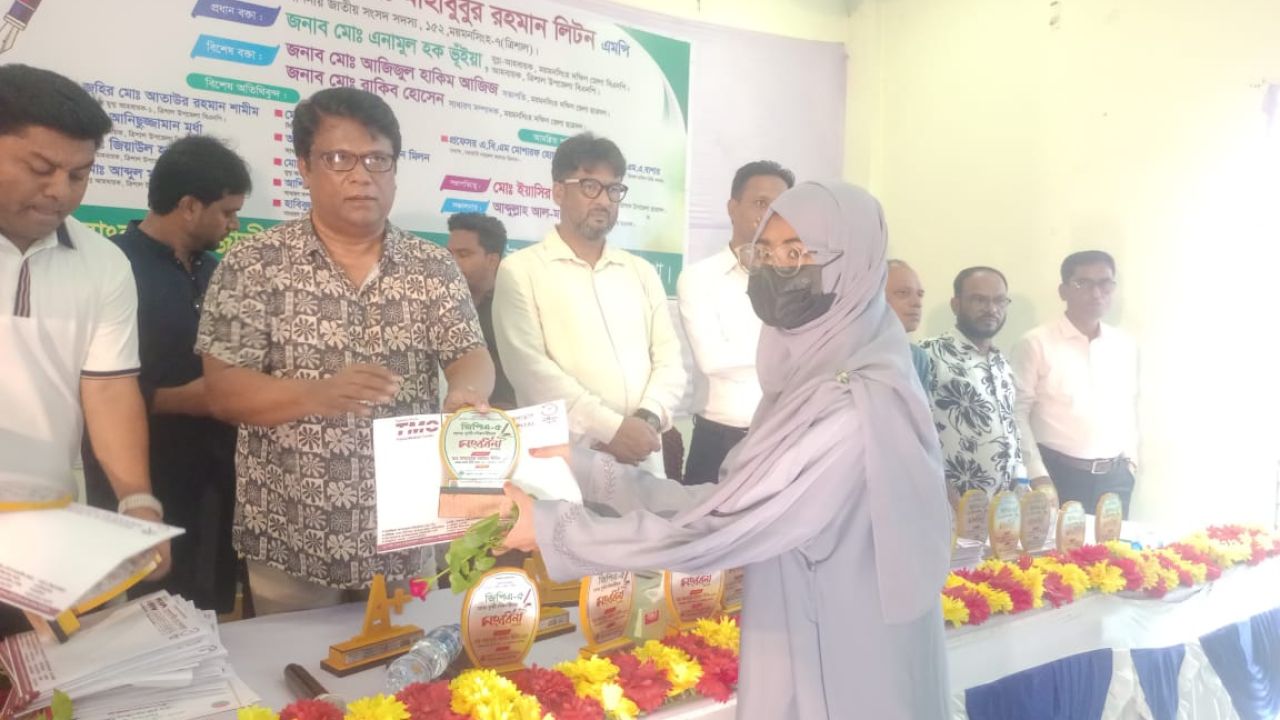 ত্রিশালে ছাত্রদলের উদ্যোগে কৃতি শিক্ষার্থীদের সংবর্ধনা