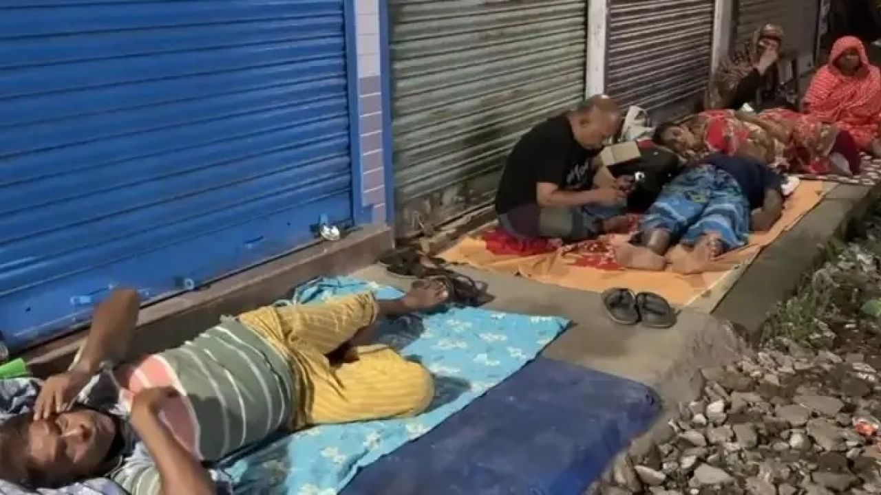কলকাতায় রাস্তায় রাত কাটাচ্ছেন বাংলাদেশিরা