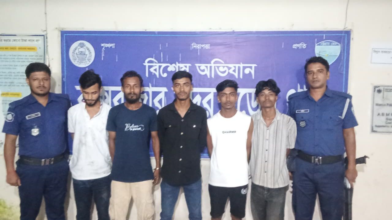 কক্সবাজারে পুলিশের বিশেষ অভিযানে ১৪ ছিনতাইকারী গ্রেপ্তার