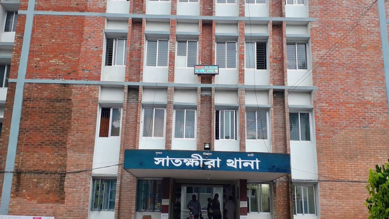 সাতক্ষীরায় কোরেক্সসহ দুই পুলিশ সদস্য গ্রেপ্তার