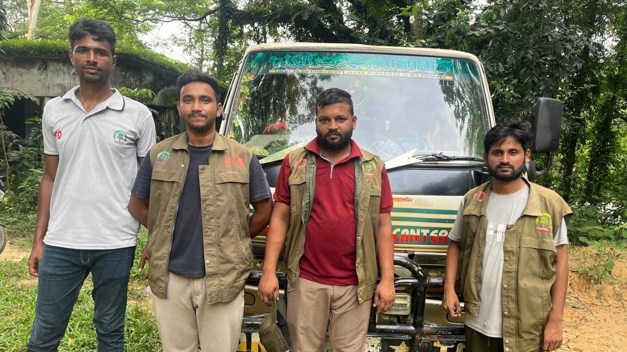উখিয়ায় পাহাড় কাটছে নুরু মাঝি সিন্ডিকেট, ডাম্পার জব্দ