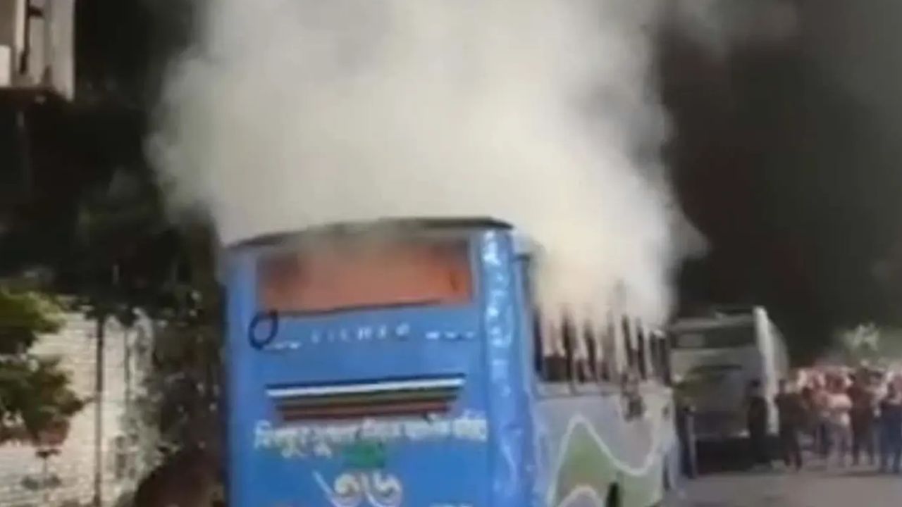 রাজধানীতে দিনভর ককটেল বিস্ফোরণ, রাতে থানার সামনে বাসে আগুন