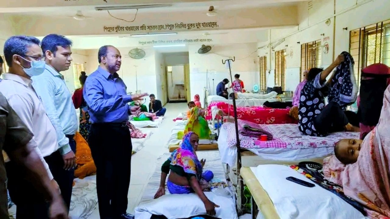 বোয়ালখালী স্বাস্থ্য কমপ্লেক্স পরিদর্শনে বিভাগীয় স্বাস্থ্য পরিচালক