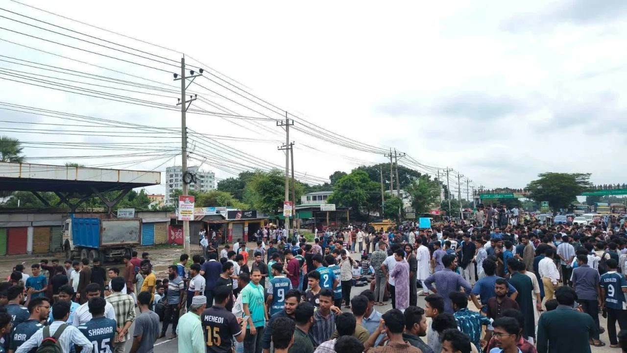 ৪ দফা দাবি দিয়ে ঢাকা-চট্টগ্রাম মহাসড়ক অবরোধ স্থগিত করলেন কুবি শিক্ষার্থীরা