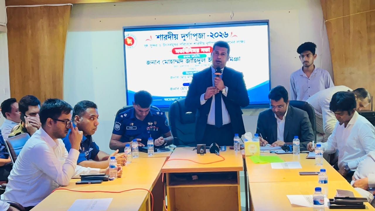 লোহাগাড়ায় জেলা প্রশাসক-এসপির সঙ্গে পূজা উদযাপন পরিষদের মতবিনিময়