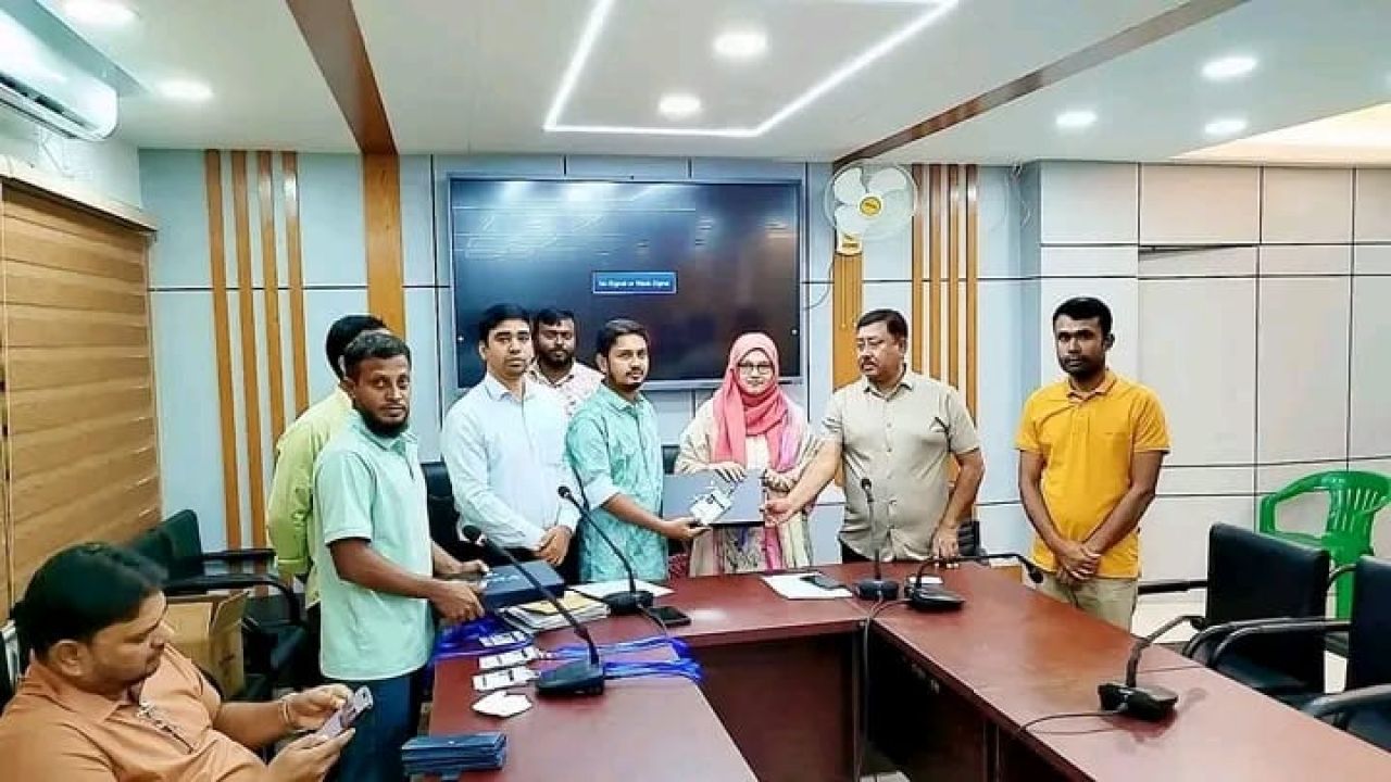 ঘোড়াঘাটে ফ্যামিলি কার্ড উদ্বোধন উপলক্ষে প্রেস কনফারেন্স অনুষ্ঠিত