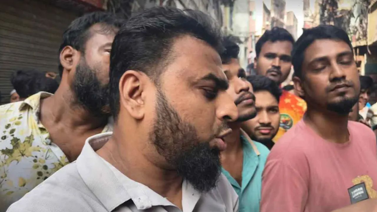 চকবাজারে আগুনে সর্বস্ব হারানোর শঙ্কায় ব্যবসায়ীরা