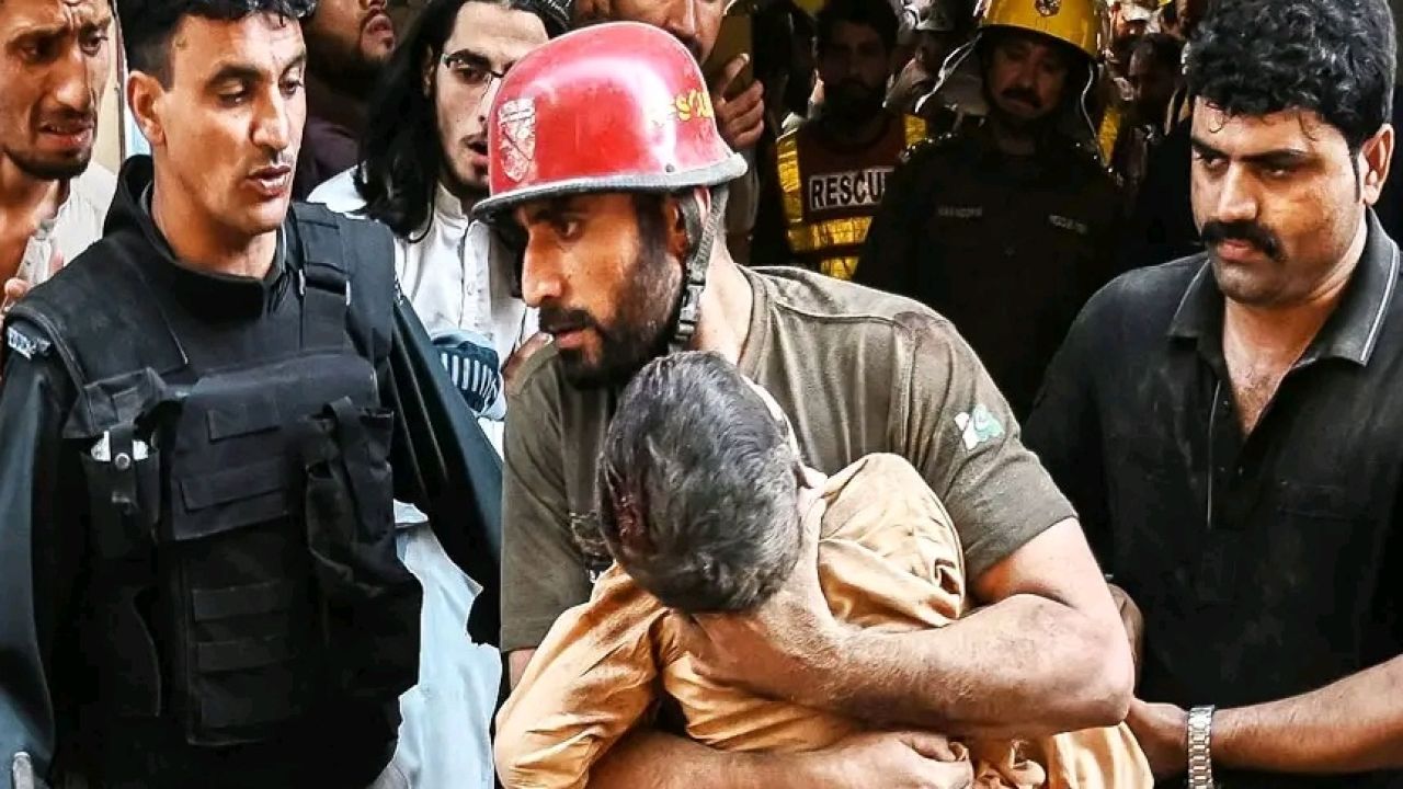 পাকিস্তানের পেশোয়ারে স্কুলের ছাদ ধসে ৩৩ শিশু ও শিক্ষক নিহত