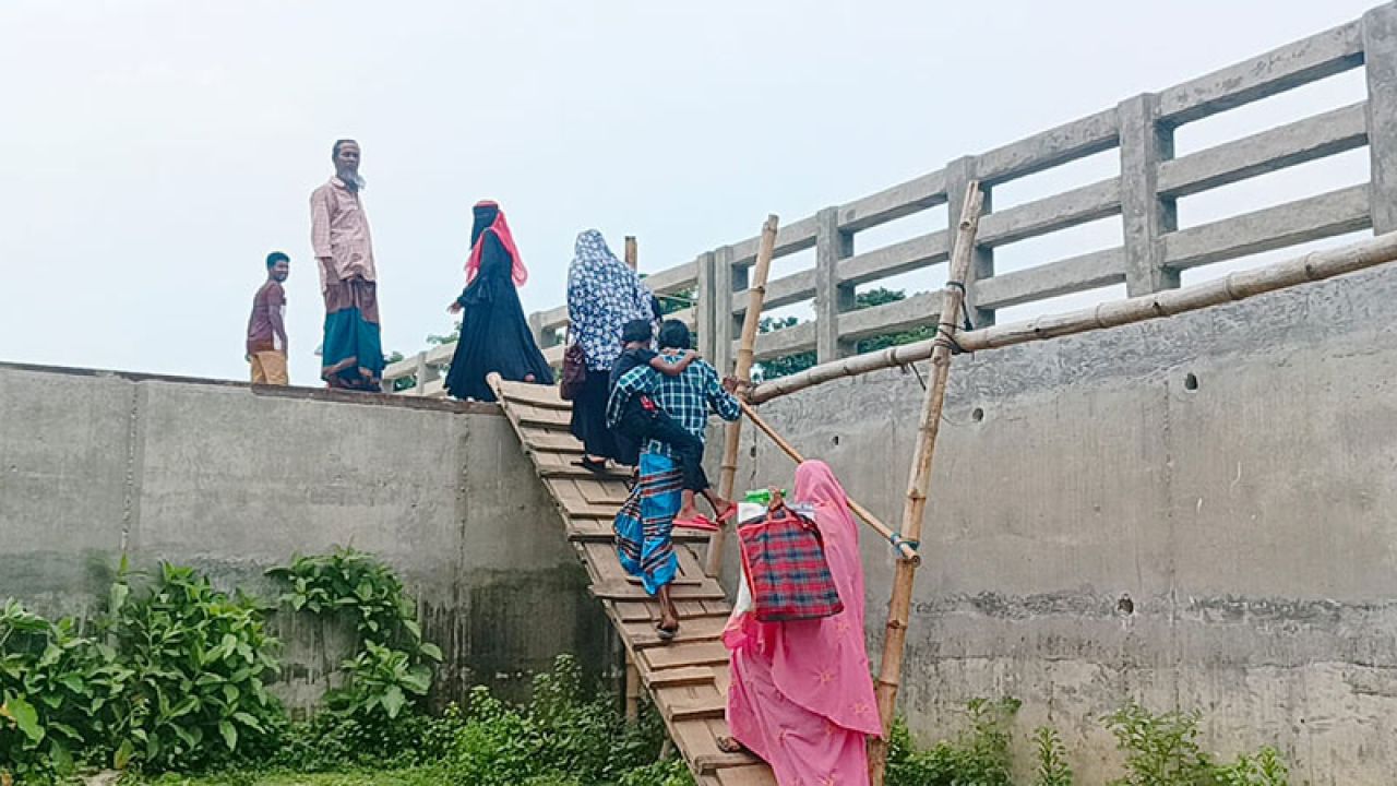 সাড়ে ৮ কোটি টাকার সেতুতে মই দিয়ে পারাপার