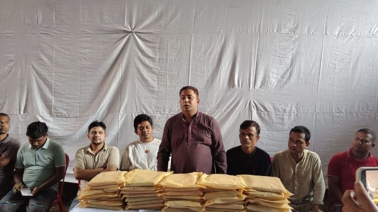 শাহাদাত হোসেন স্বাধীনের উদ্যোগে বড়হাতিয়ায় হিন্দু সম্প্রদায়ের মাঝে অর্থ ও শাড়ি বিতরণ