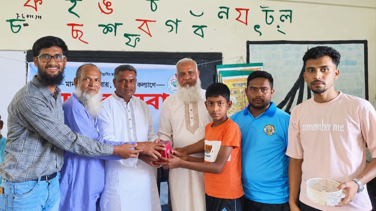 ধুনটে মানব সেবা ফাউন্ডেশনের উদ্যোগে শিক্ষার্থী সেমিনার, মাদ্রাসায় ব্ল্যাকবোর্ড ও ছাগল বিতরণ