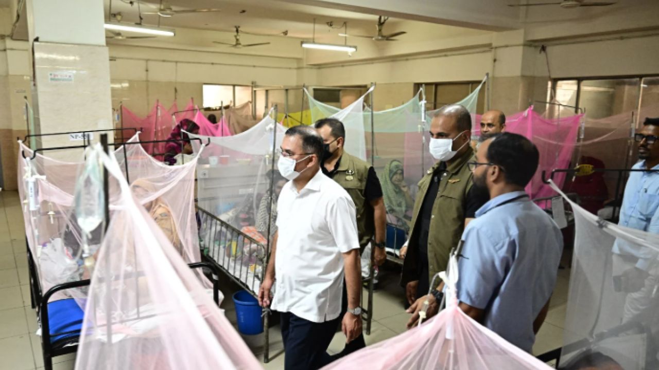 হাসপাতালে চিকিৎসকের কক্ষে ধূমপান, দেখেই বরখাস্তের নির্দেশ প্রধানমন্ত্রীর