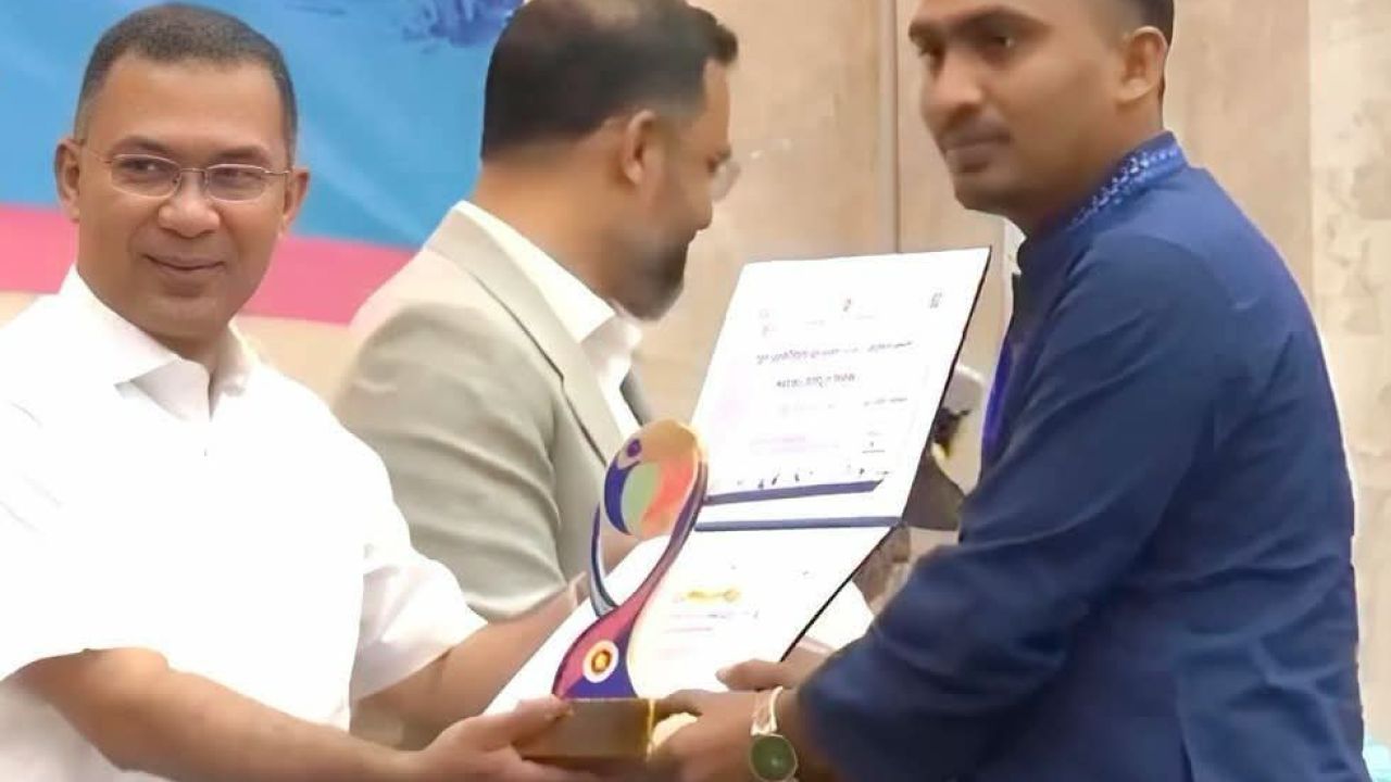 ইয়ুথ ভলান্টিয়ার অ্যাওয়ার্ড পেলেন পেকুয়ার জাহিদুল ইসলাম