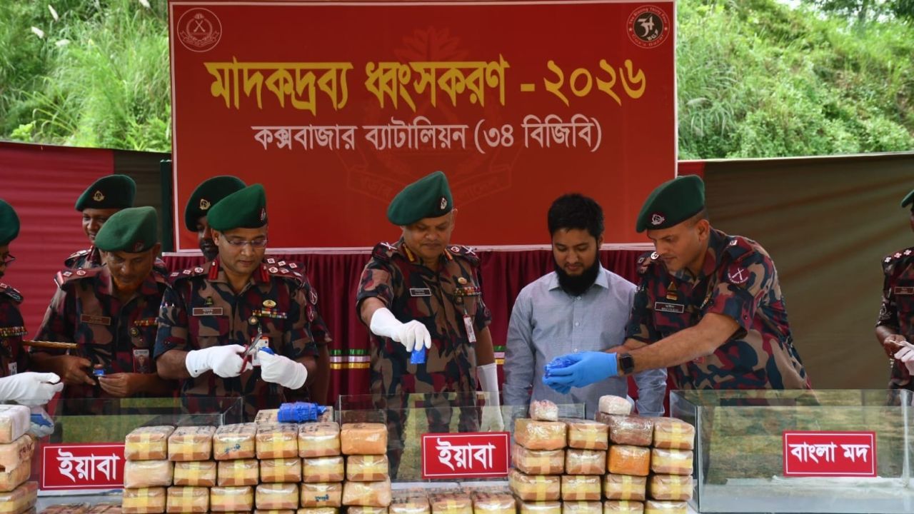নাইক্ষ্যংছড়ি সীমান্তে জব্দ করা মাদক ধ্বংস করল ৩৪ বিজিবি