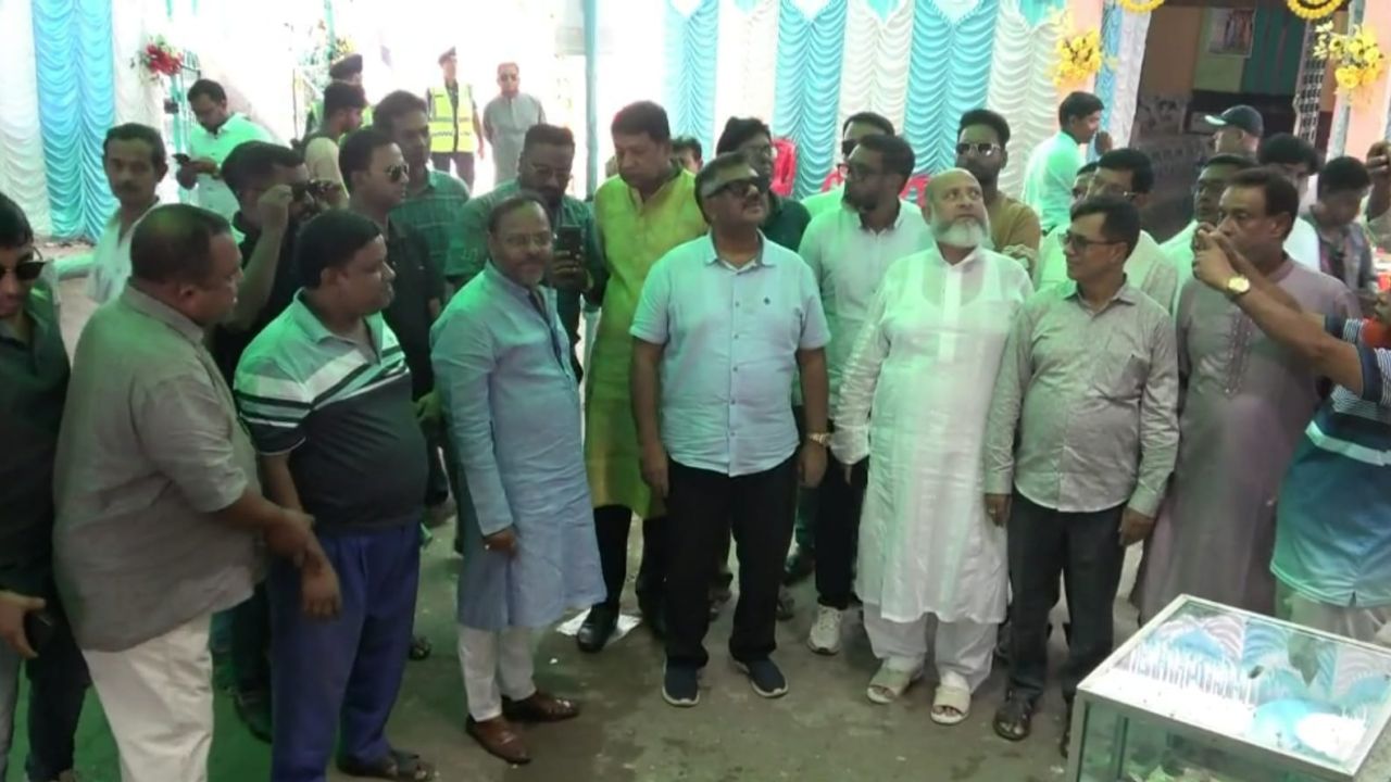নাটোরে সম্প্রীতির পরিবেশে দুর্গাপূজা উদযাপন, মুগ্ধ ভারতীয় সহকারী হাইকমিশনার