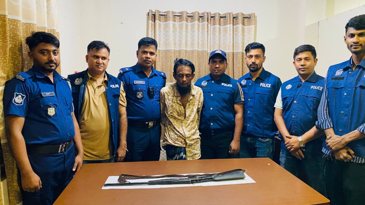 টেকনাফে পুলিশের অভিযানে অস্ত্রসহ করিম ডাকাত আটক