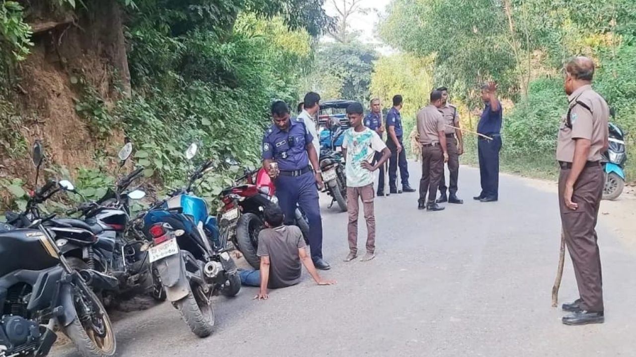 ঈদগাঁও-ঈদগড় সড়কে একই দিনে দুই দফা ডাকাতি, লুট টাকা-মোবাইল
