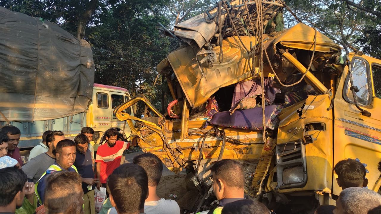 নাটোরে বাস-ট্রাক সংঘর্ষে নিহত ১৪, পরিচয় মিলেছে আটজনের
