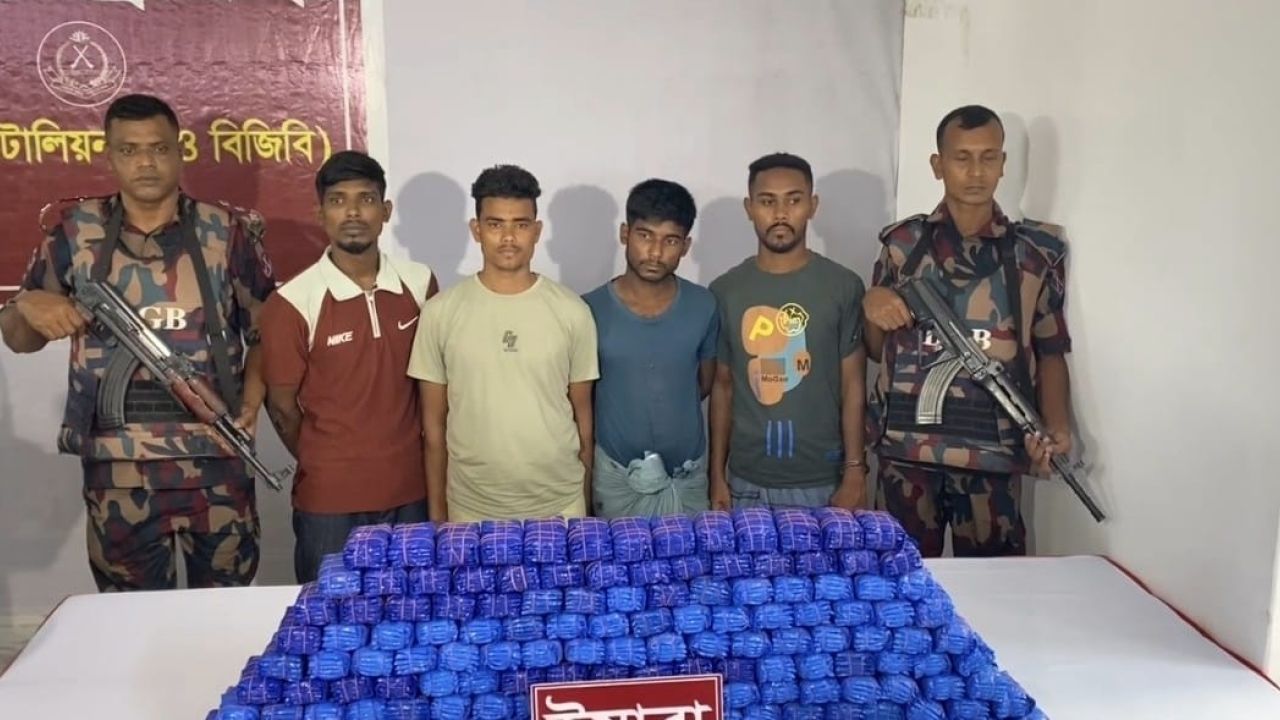 টেকনাফে বিজিবির পৃথক অভিযানে ৪ লাখ ৬০ হাজার পিস ইয়াবাসহ ৪ মাদককারবারি আটক